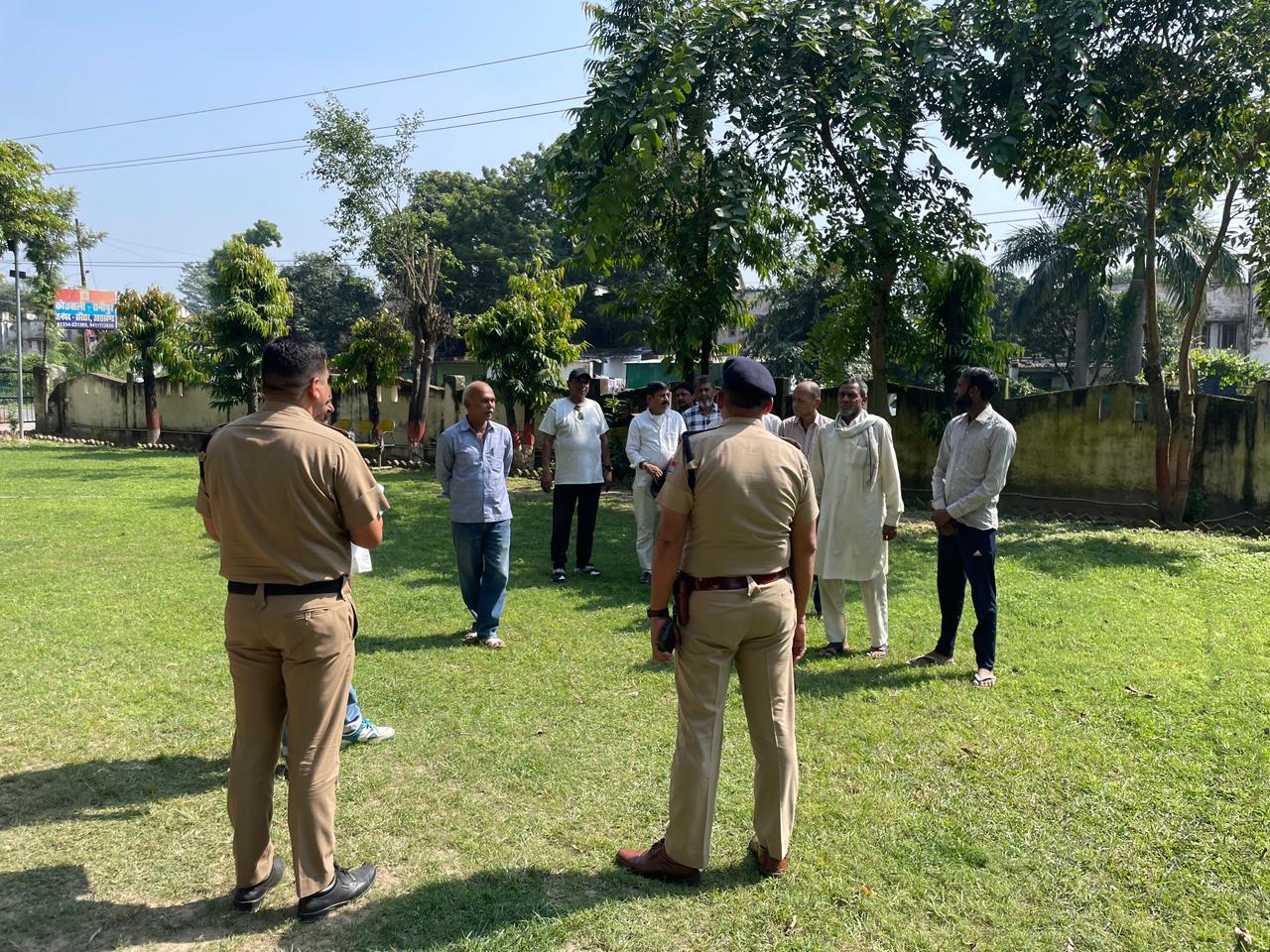 त्योहारों से पहले रानीपुर पुलिस का एक्शन: हिस्ट्रीशीटरों की परेड कराकर दी सख्त चेतावनी, अब हर हफ्ते देनी होगी हाजिरी