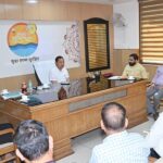 जिलाधिकारी धीराज सिंह गर्ब्याल की अध्यक्षता में शनिवार को मेला नियंत्रण भवन(सीसीआर) में हरकीपैड़ी क्षेत्र के सौन्दर्यीकरण के सम्बन्ध में की बैठक।