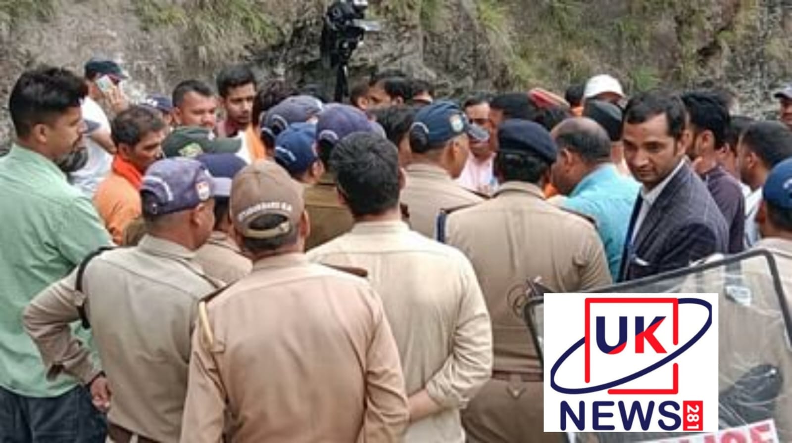 पुरोला में हालात तनावपूर्ण, महापंचायत के लिए जाने पर अड़े लोगों की पुलिस के साथ धक्का-मुक्की