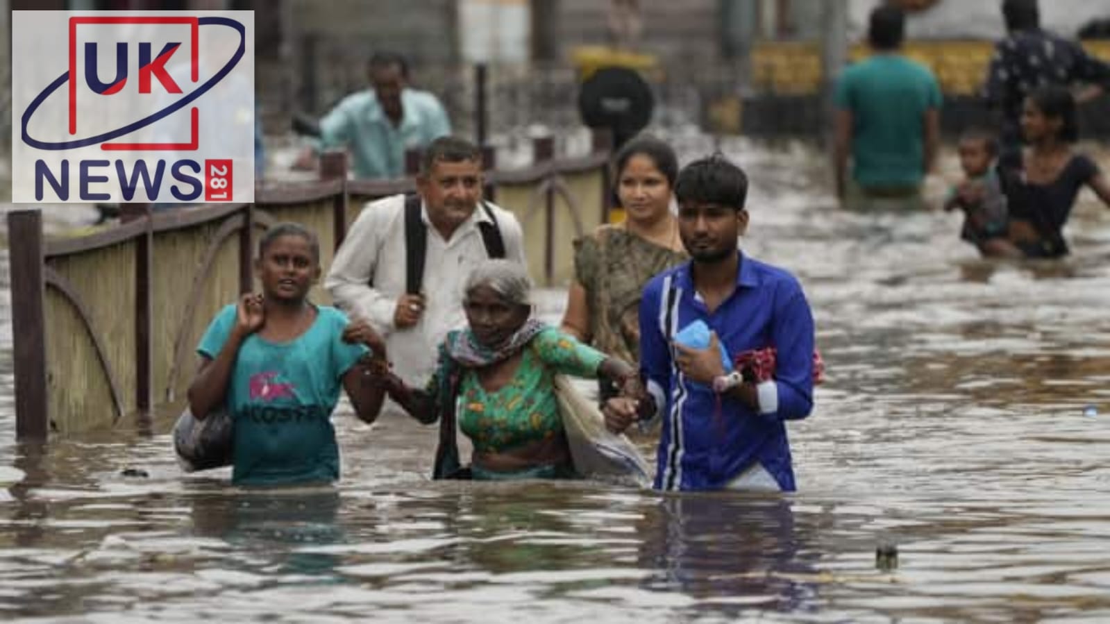 जलस्तर बढ़ने से उफना रही गंगा, यूपी के कई इलाकों में बाढ़ का खतरा आबादी क्षेत्र में पहुंचा पानी