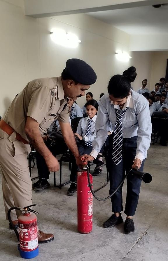 मायापुर फायर स्टेशन का सराहनीय प्रयास: छात्रों को सिखाए आग से बचाव के गुर!