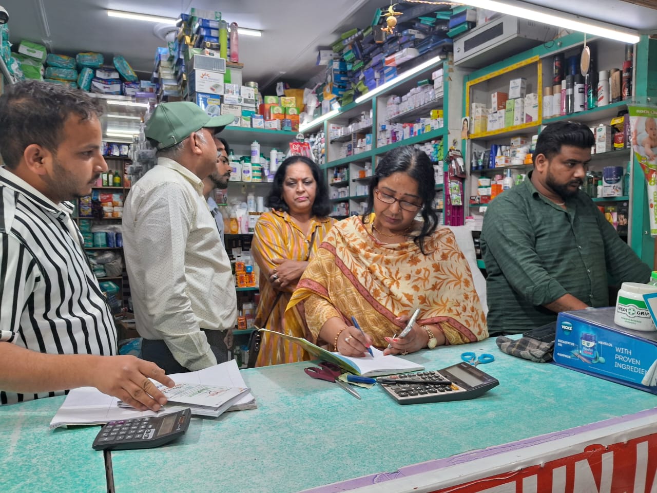 हरिद्वार में मचा हड़कंप! एक्सपायरी दवाएं और अनियमितताएं, मेडिकल स्टोर्स पर ताबड़तोड़ छापेमारी!