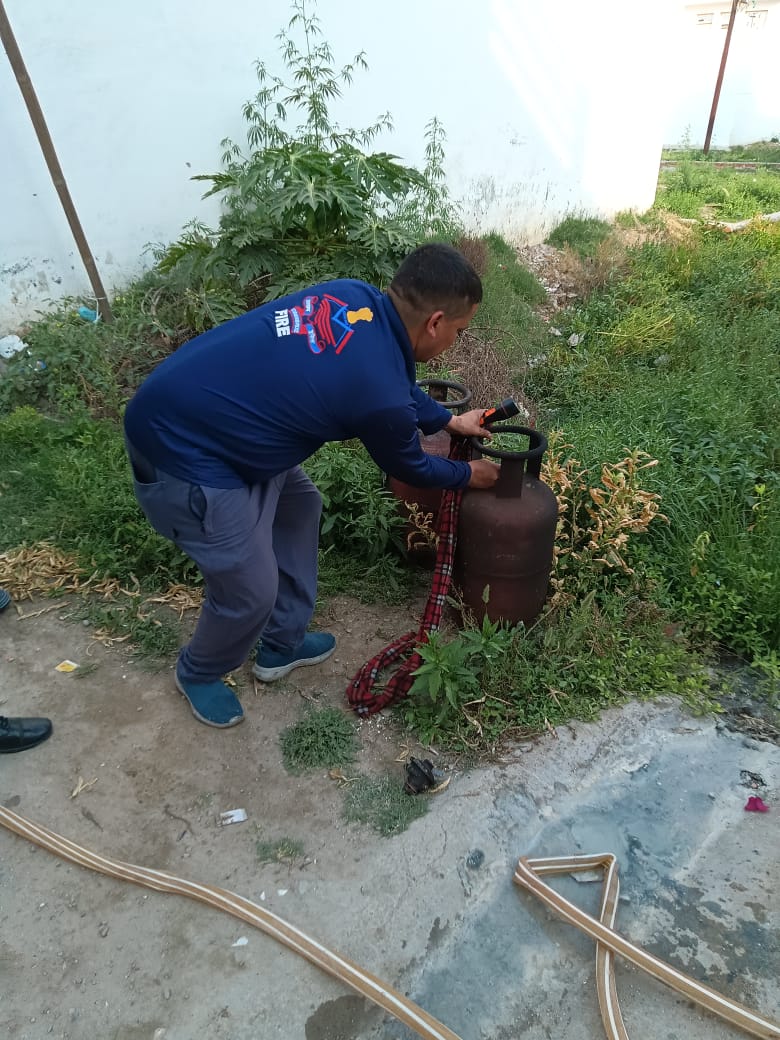 रुड़की फायर स्टेशन का साहसिक बचाव: मकान में लगी आग में 2 LPG सिलेंडर फटने से बचाए