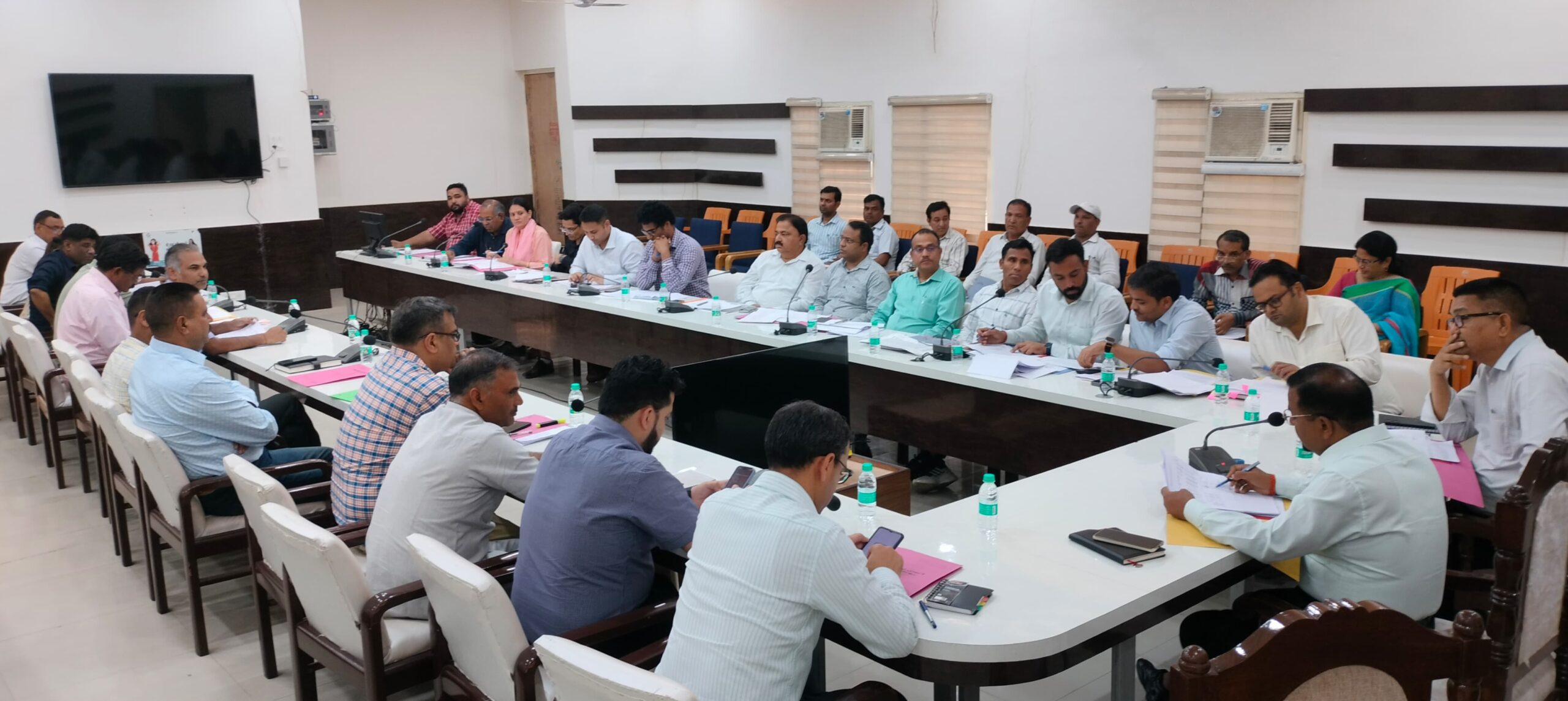 हरिद्वार: राजस्व वृद्धि पर जिलाधिकारी कर्मेंद्र सिंह की समीक्षा बैठक, विभागों को लक्ष्य प्राप्ति के निर्देश