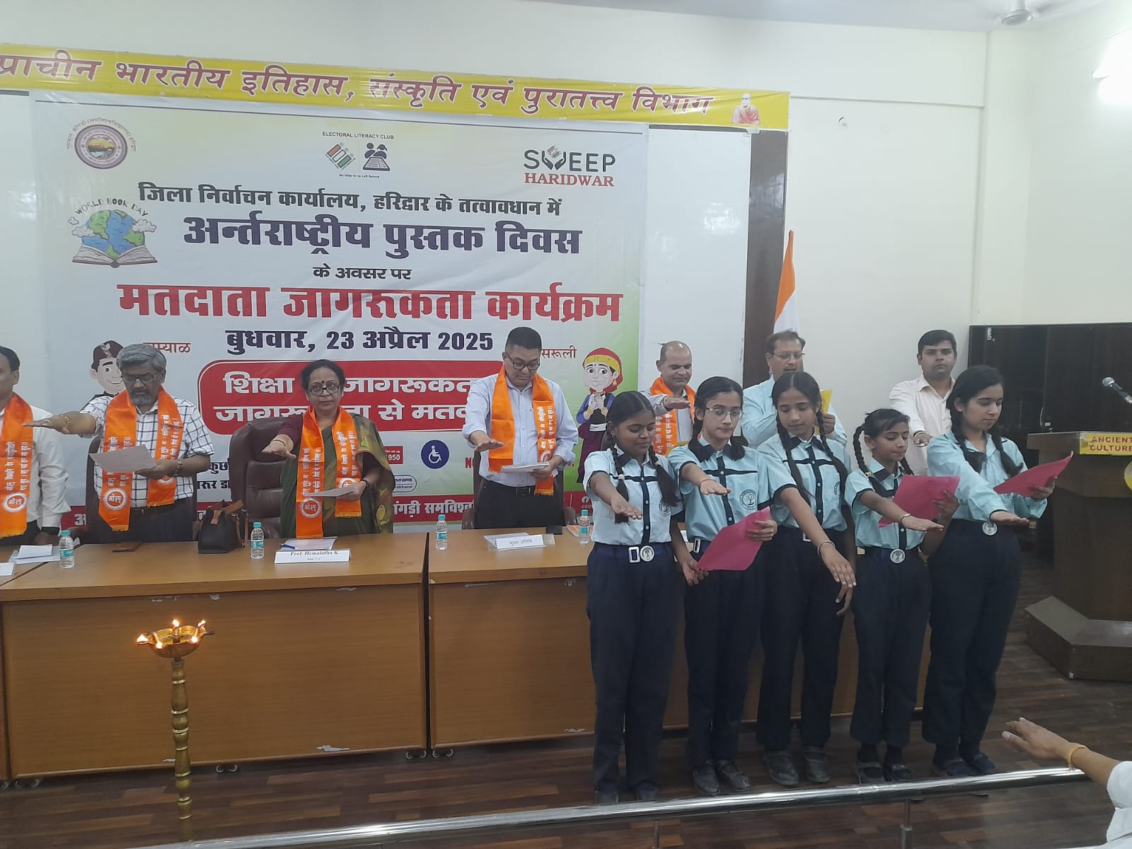 अंतर्राष्ट्रीय पुस्तक दिवस पर गुरुकुल में मतदाता जागरूकता कार्यक्रम