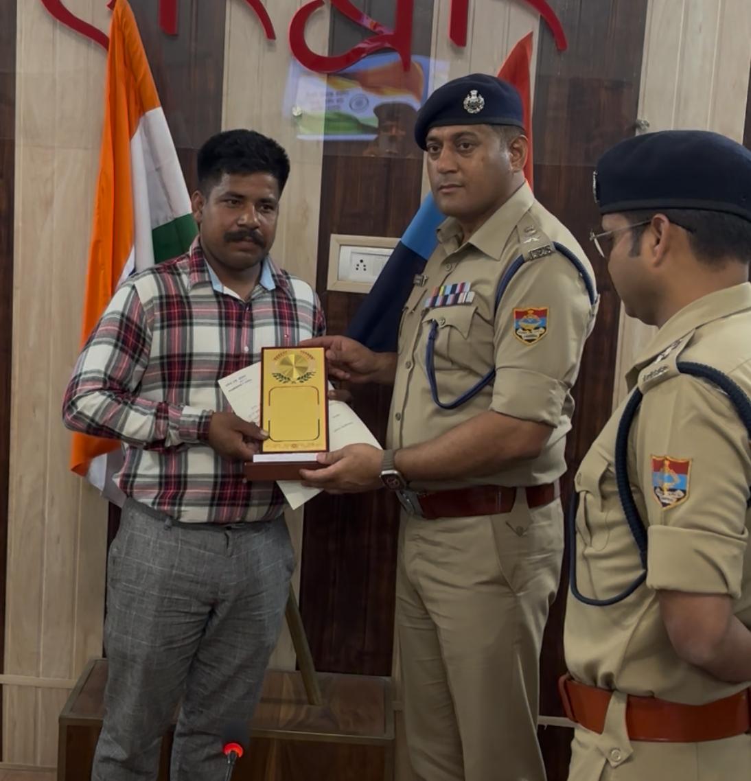 हरिद्वार: नहर में कूदकर बचाई लड़की की जान, 'जलवीर' मोनू को SSP ने किया सम्मानित