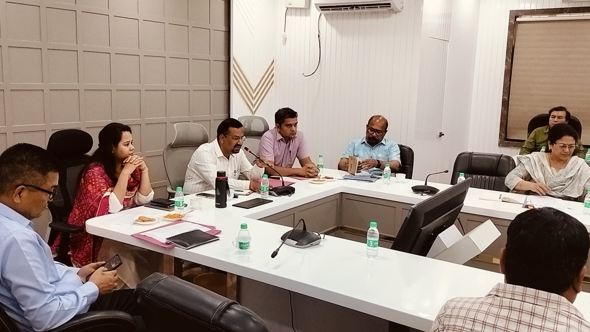 डीएम ने आपदा प्रबंधन की समीक्षा की, बाढ़ चौकियों को सक्रिय करने के निर्देश