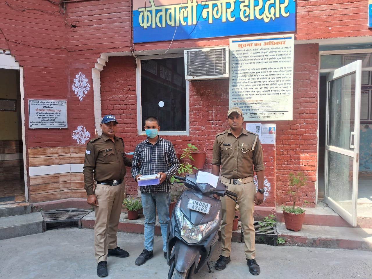 फिल्मी स्टाइल में भागा, स्कूटी फिसली और हत्थे चढ़ा 'तमंचाबाज'