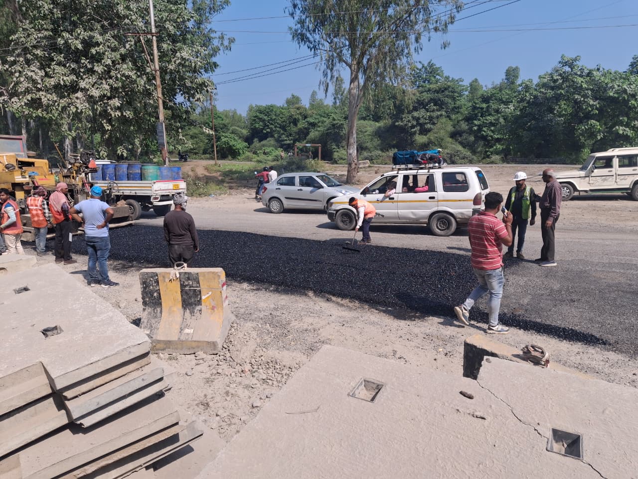 सड़क पर उतरे DM, अधिकारियों को अल्टीमेटम: 3 दिन में गायब हों गड्ढे