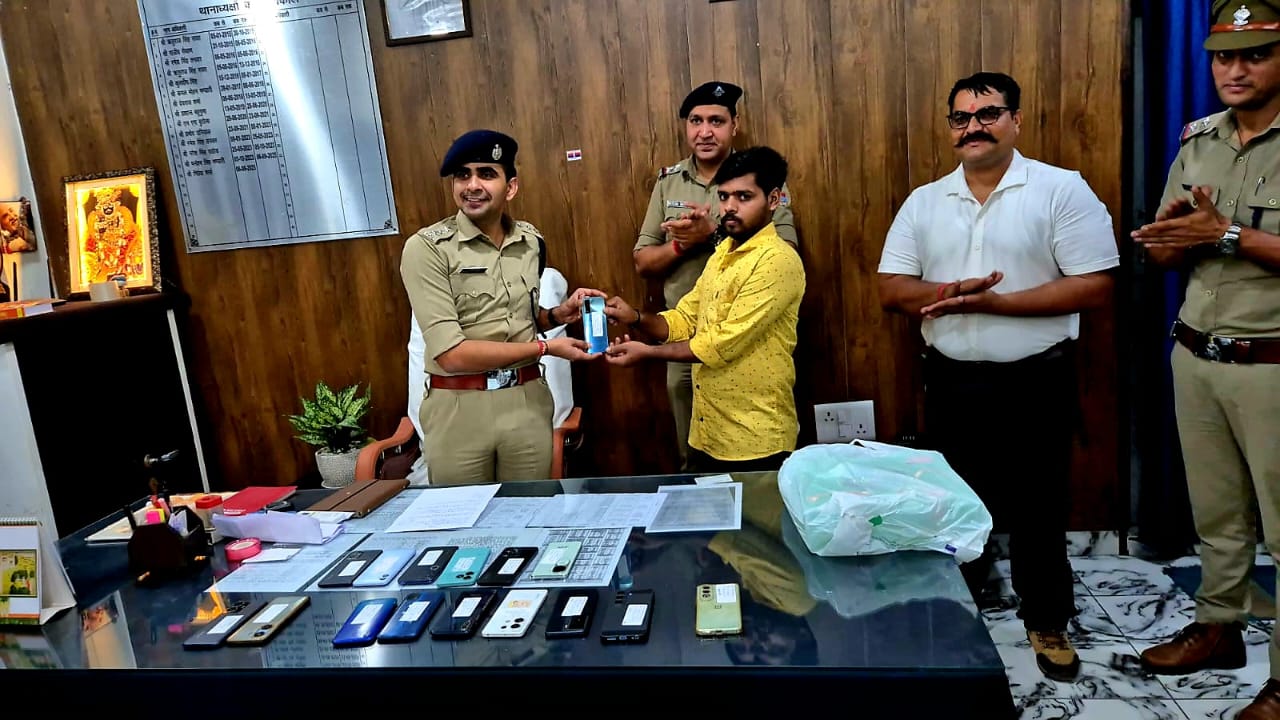 दिवाली से पहले हरिद्वार पुलिस का 'बड़ा धमाका'! 32 खोए मोबाइल लौटे, जानें कैसे हुआ ये कमाल?