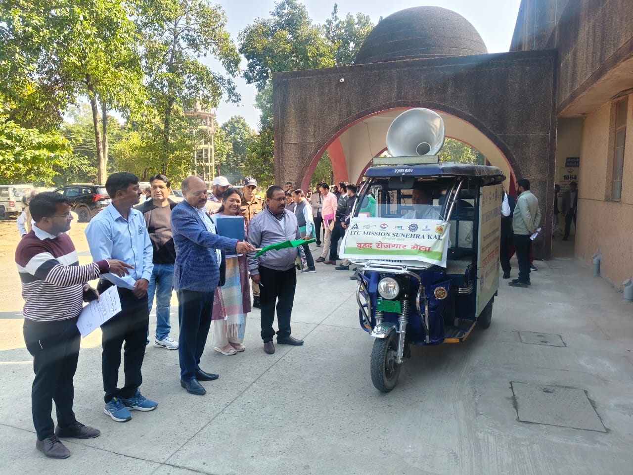 आईटीसी मिशन ‘सुनहरा कल’ के तहत रोजगार मेला जागरूकता अभियान को डीएम कार्यालय से हरी झंडी